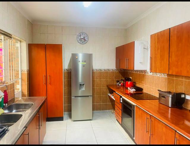 3 BEDROOM TOWNHOUSE FOR SALE IN EDLEEN